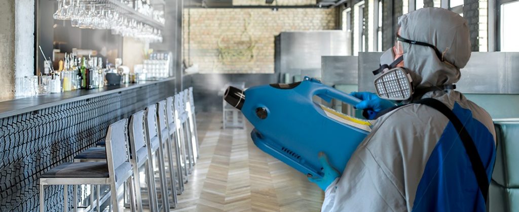 Persona con nebulizador JUVA en restaurante